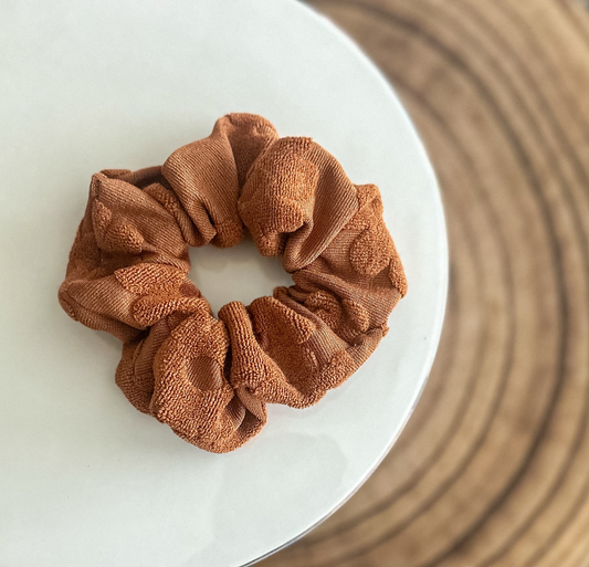 Oopsie Daisy Scrunchie - Caramel